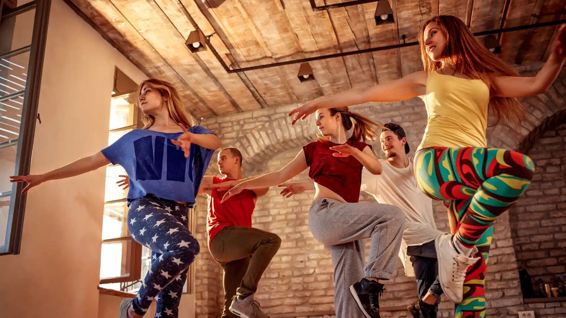 ダンスの練習をしている高校生たち