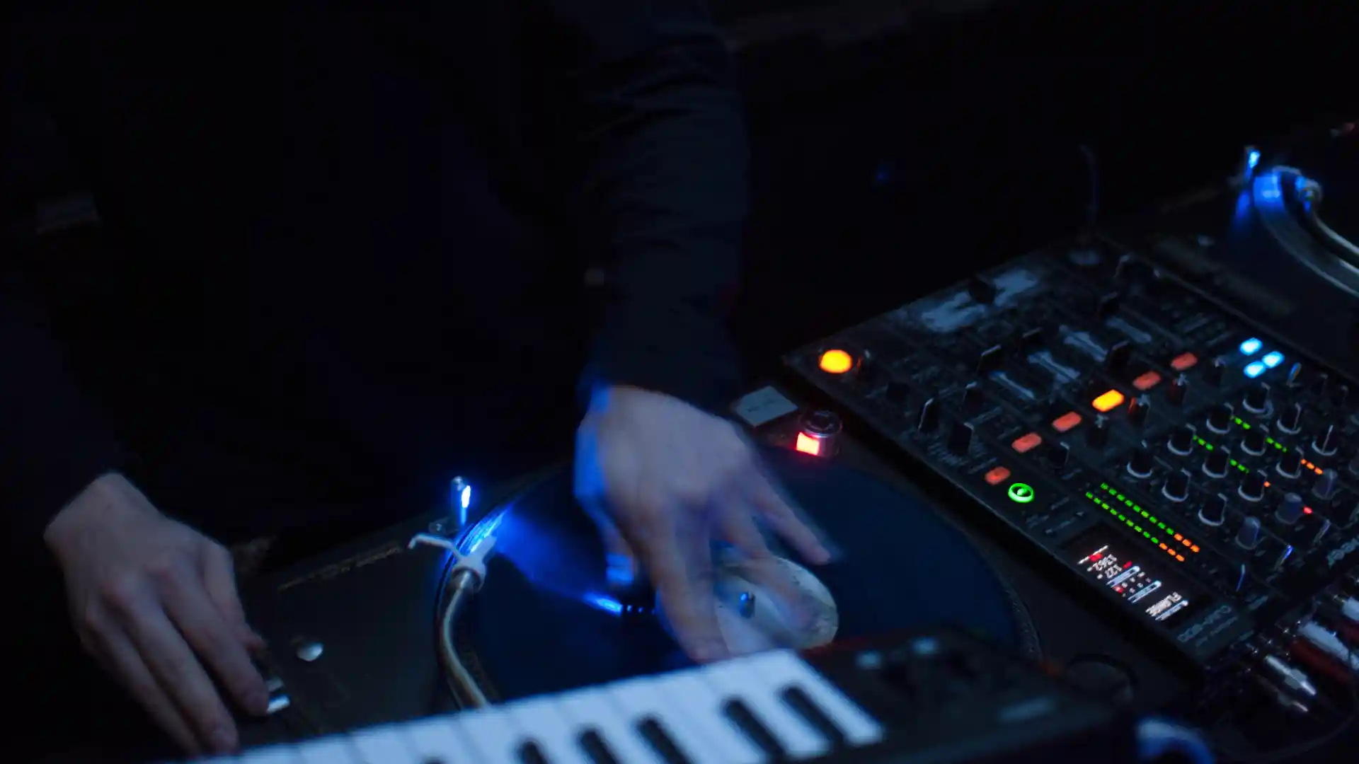 サウンド機材でダンスサウンドを奏でている男性