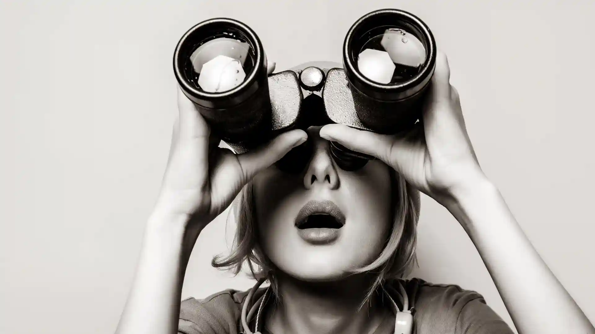 双眼鏡を覗き込んでいる少年