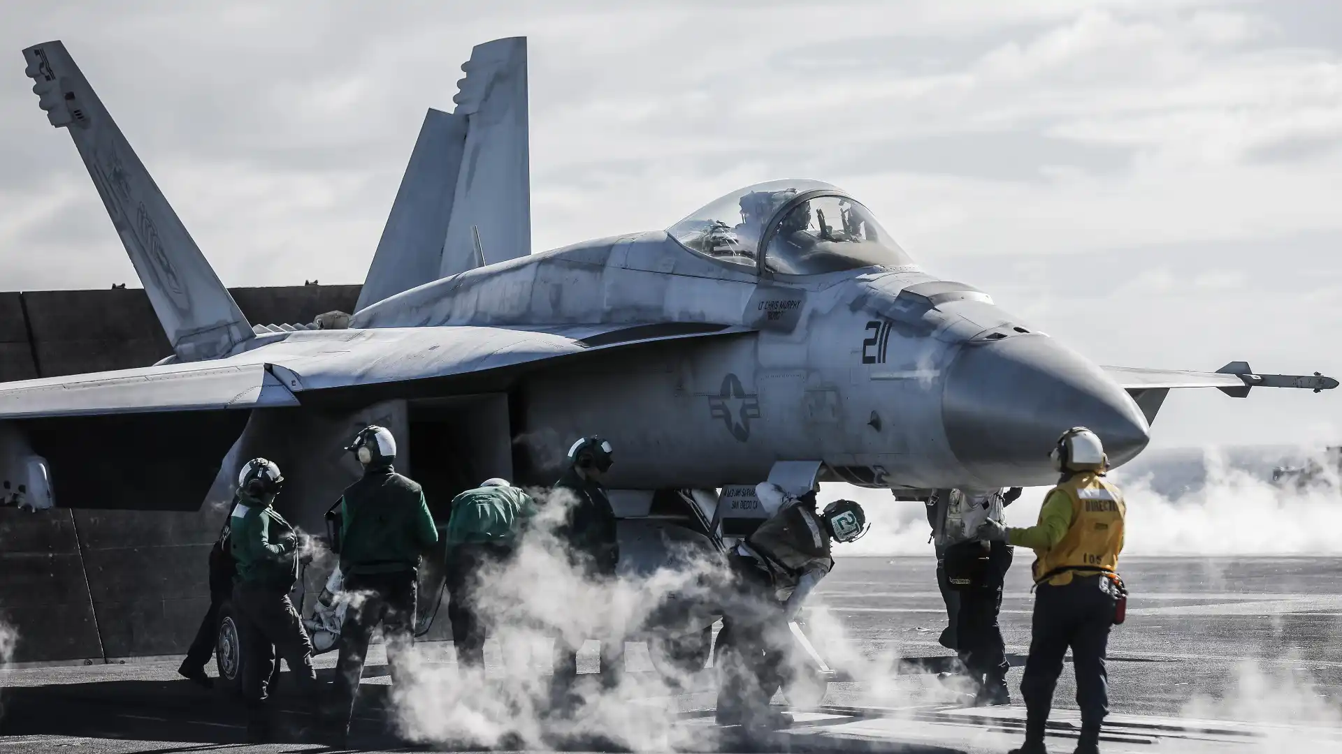 空母から戦闘機が飛び立とうとしている