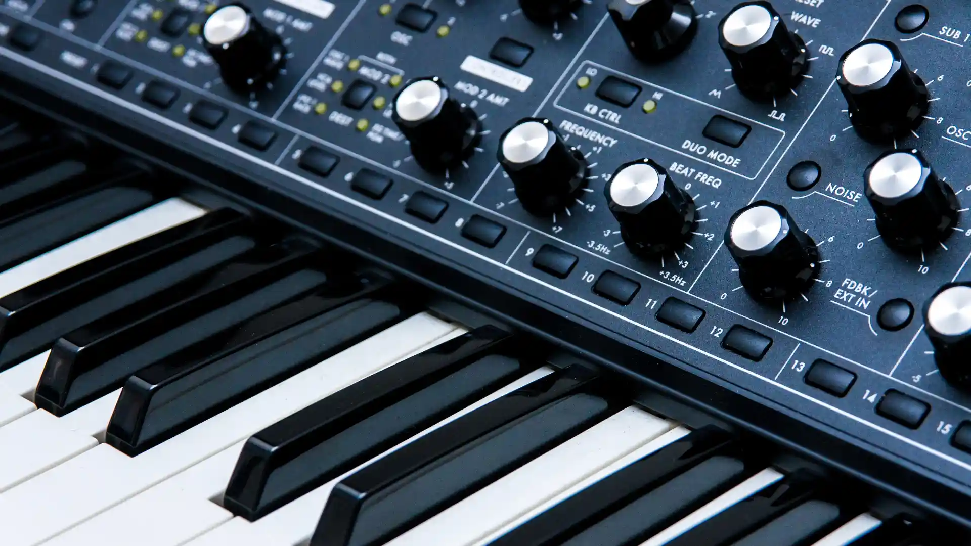 シンセサイザー