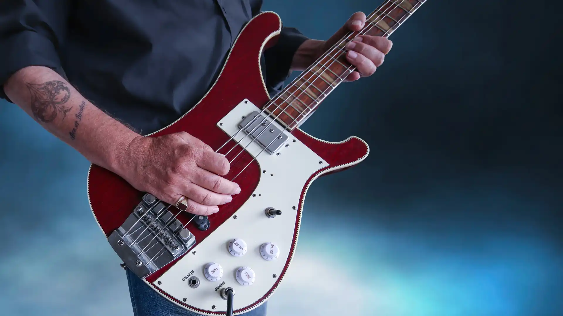 ベースを引く男性