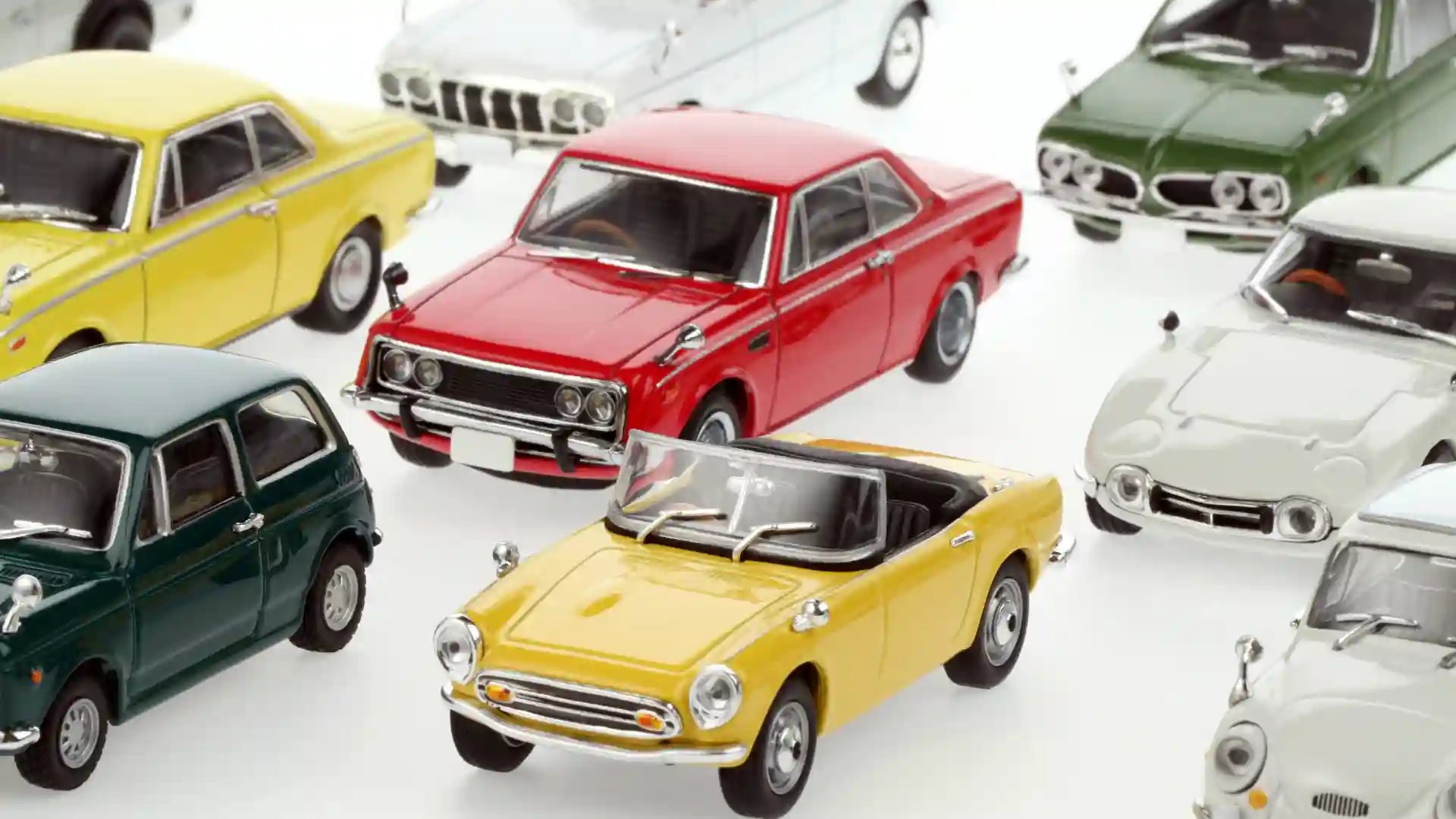 多種多様のミニカーが8台並んでいる