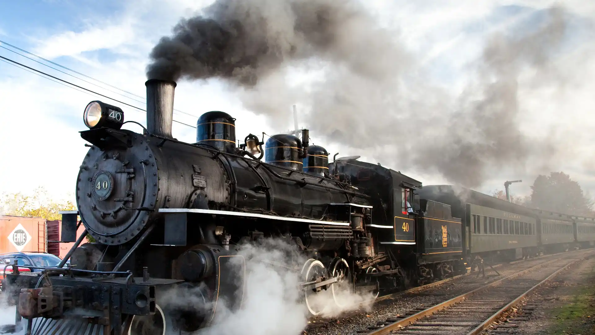 白煙を上げて走る蒸気機関車