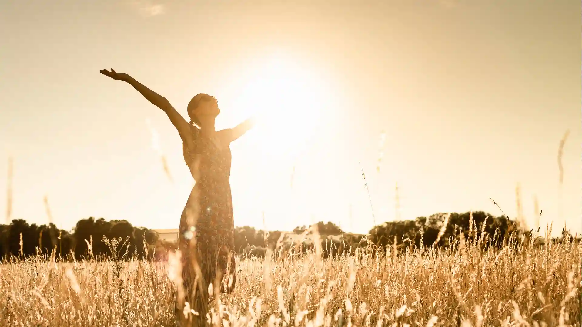 ススキが生えている平原で初生が空に向かって両手を伸ばしている