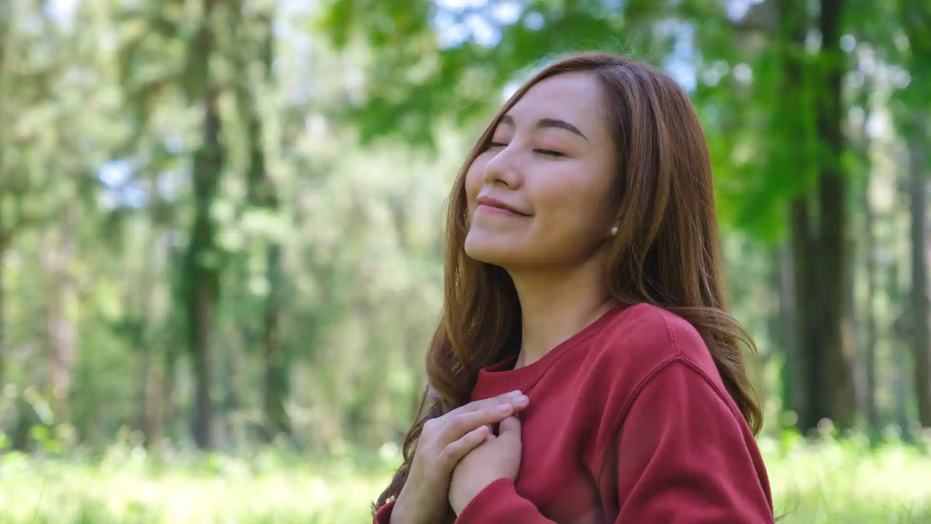 森林の中で一人胸に手を当てている女性