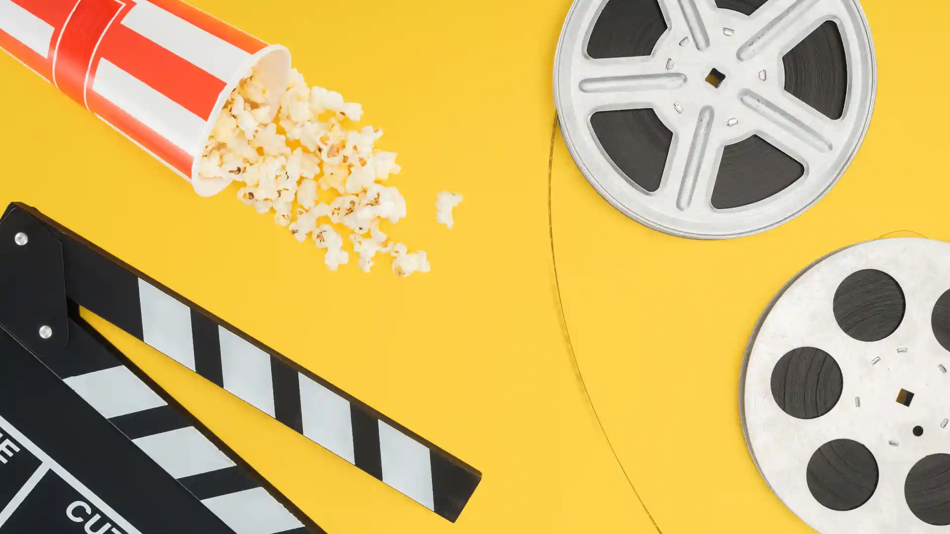 映画をイメージさせるフィルムやポップコーン