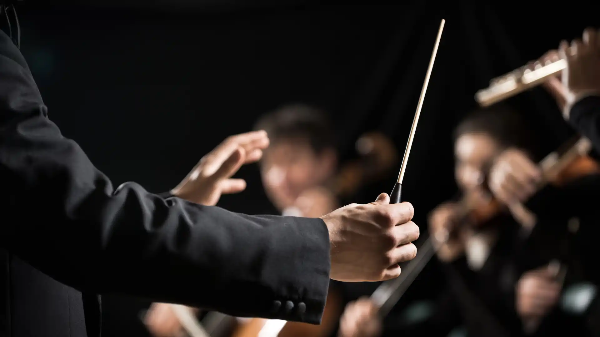 オーケストラの指揮者が指揮している