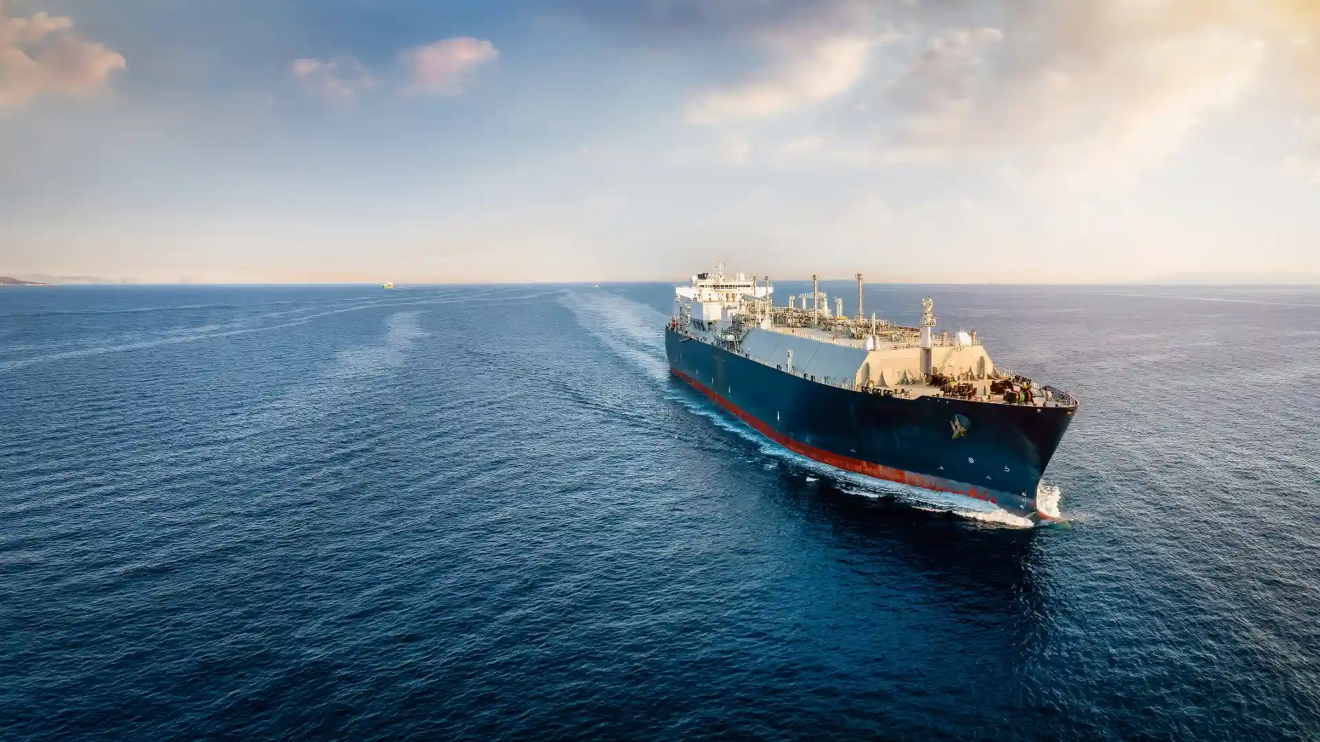 大海原に大型船がある