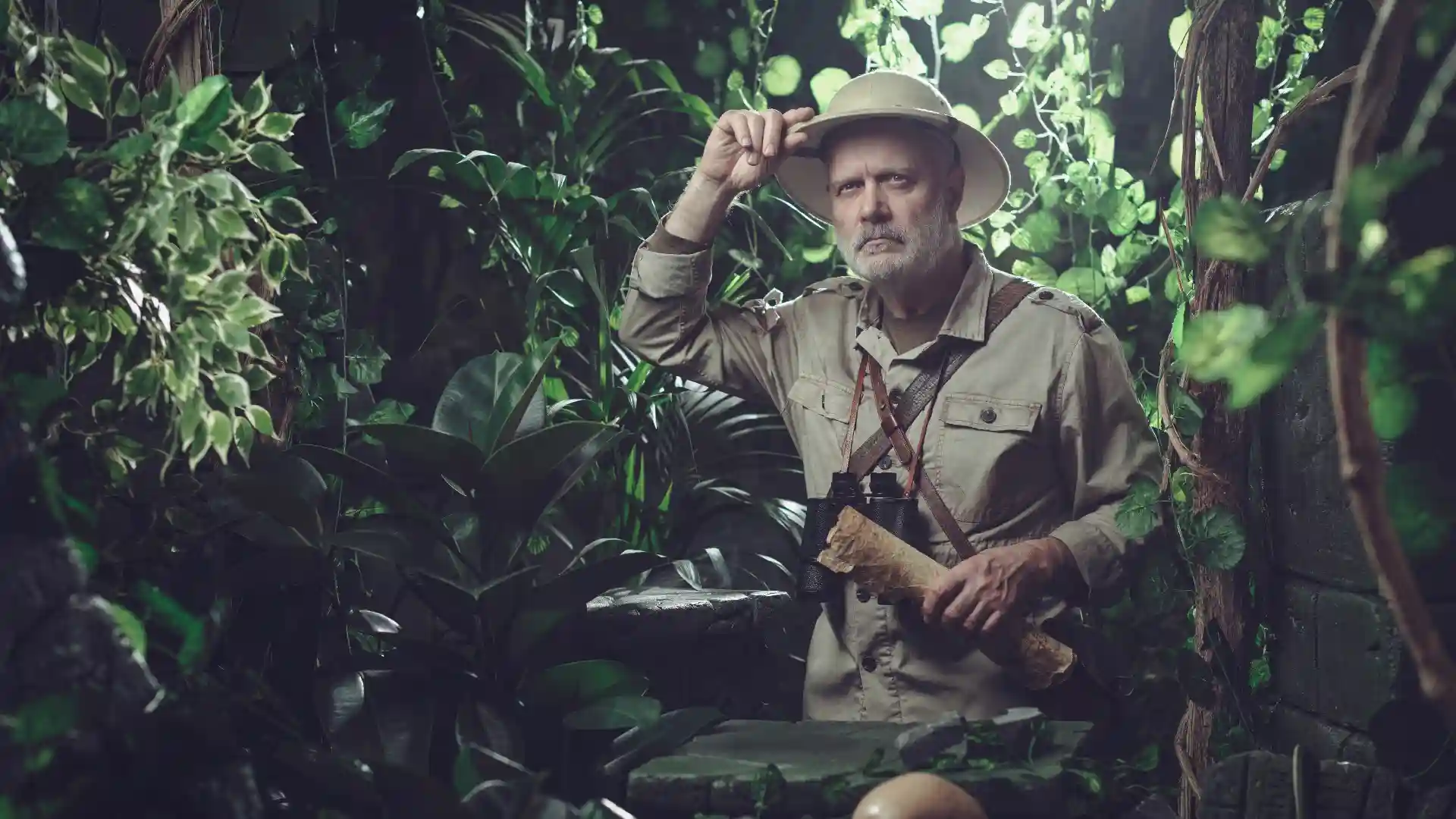 地図を持った探検家がジャングルを探検している