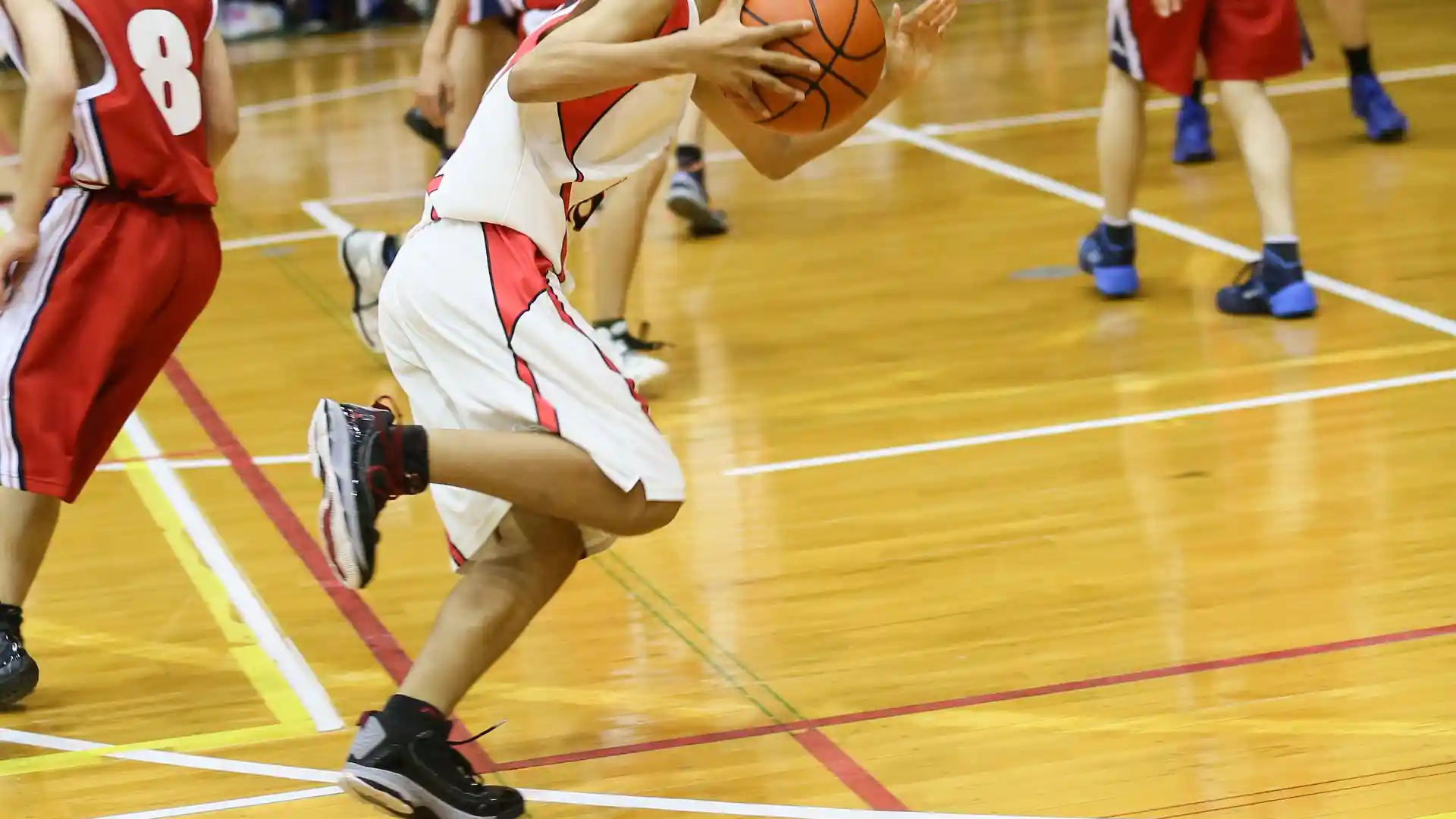 バスケットボールをしている高校生