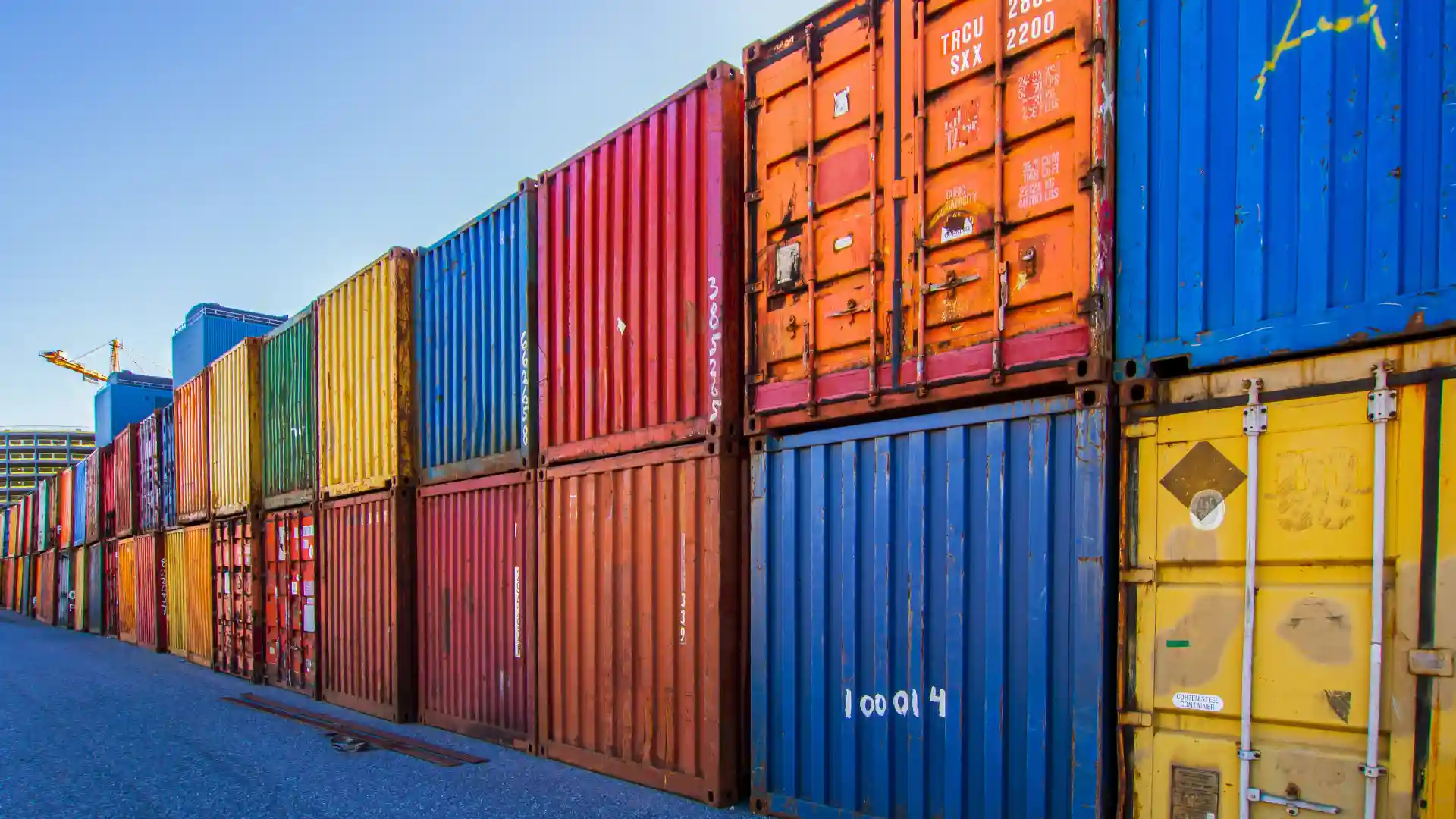 輸送コンテナが積んである