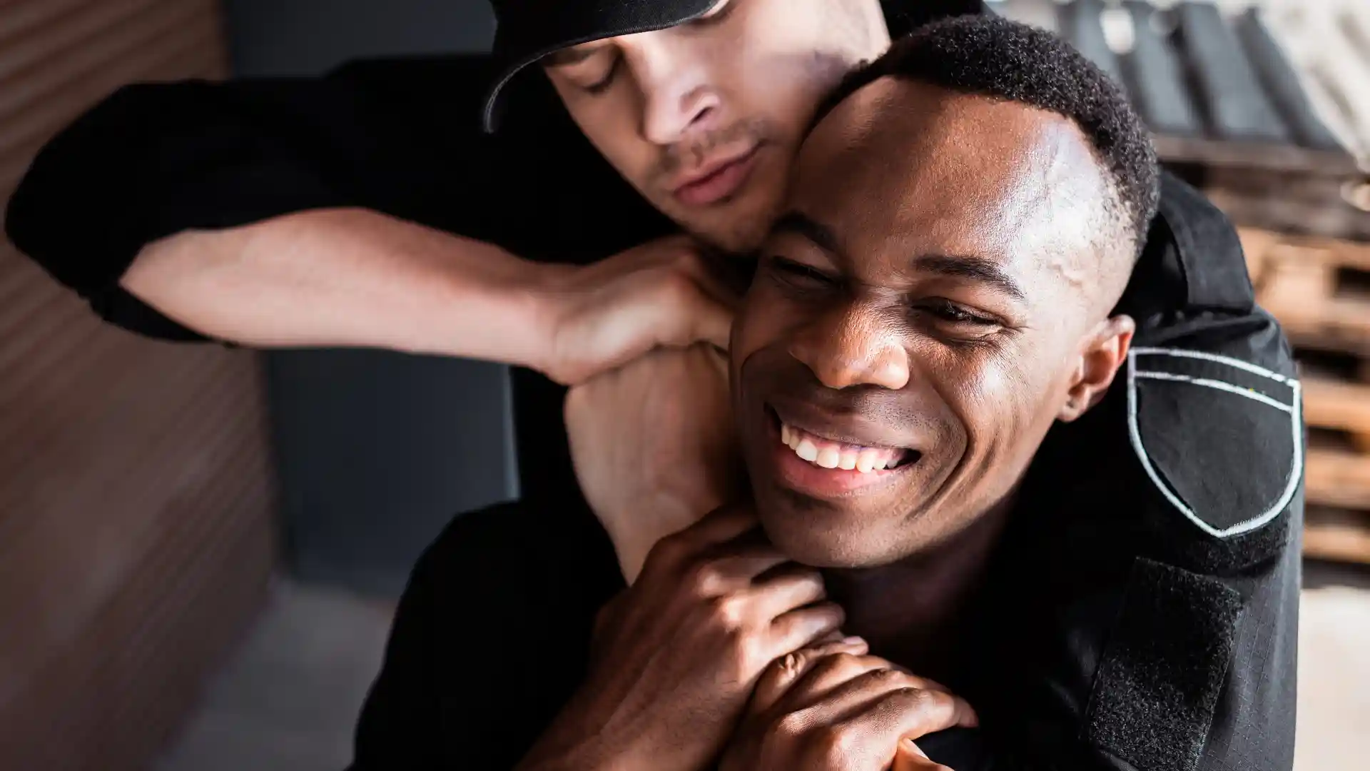 黒人男性が相棒と戯れて笑っている