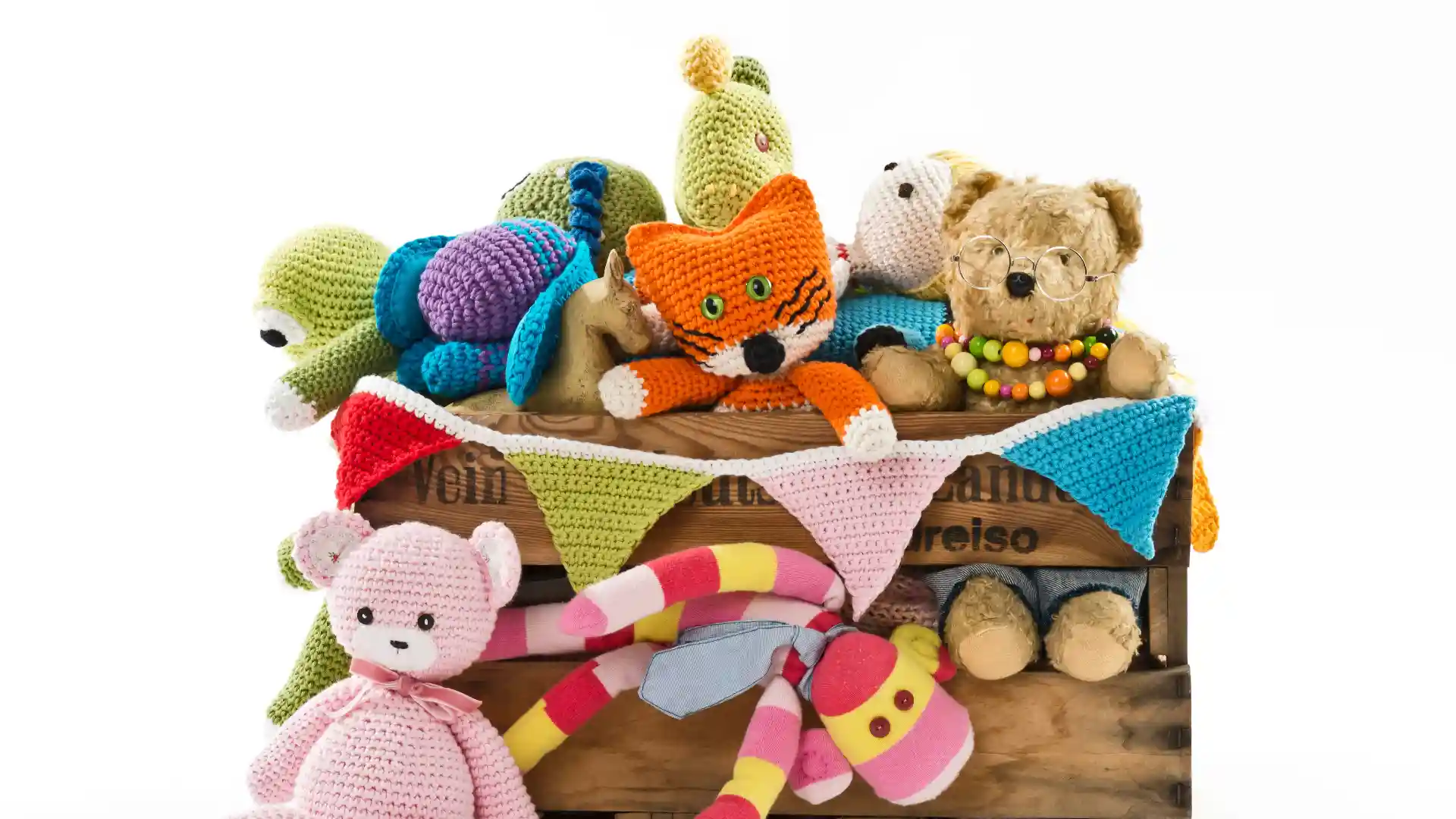 たくさんの動物のぬいぐるみが木の箱に入っている