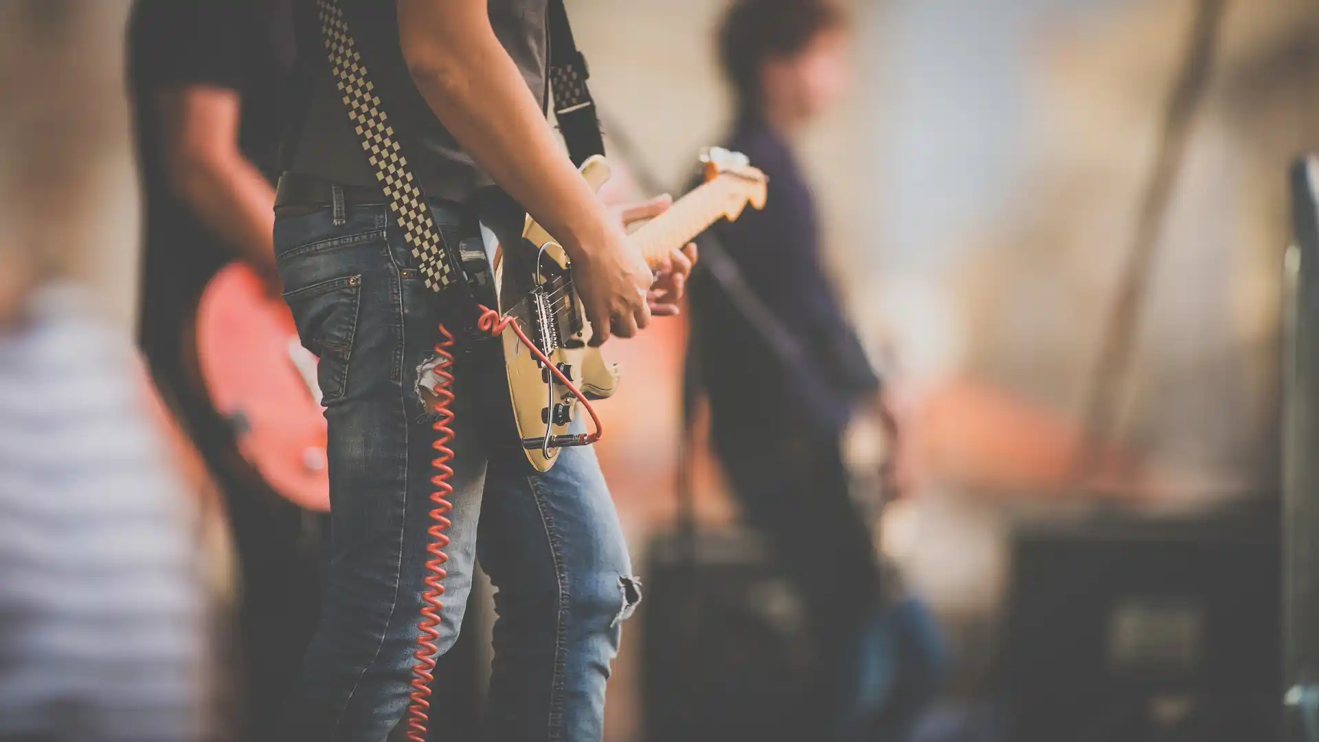 ギターを弾いている男性