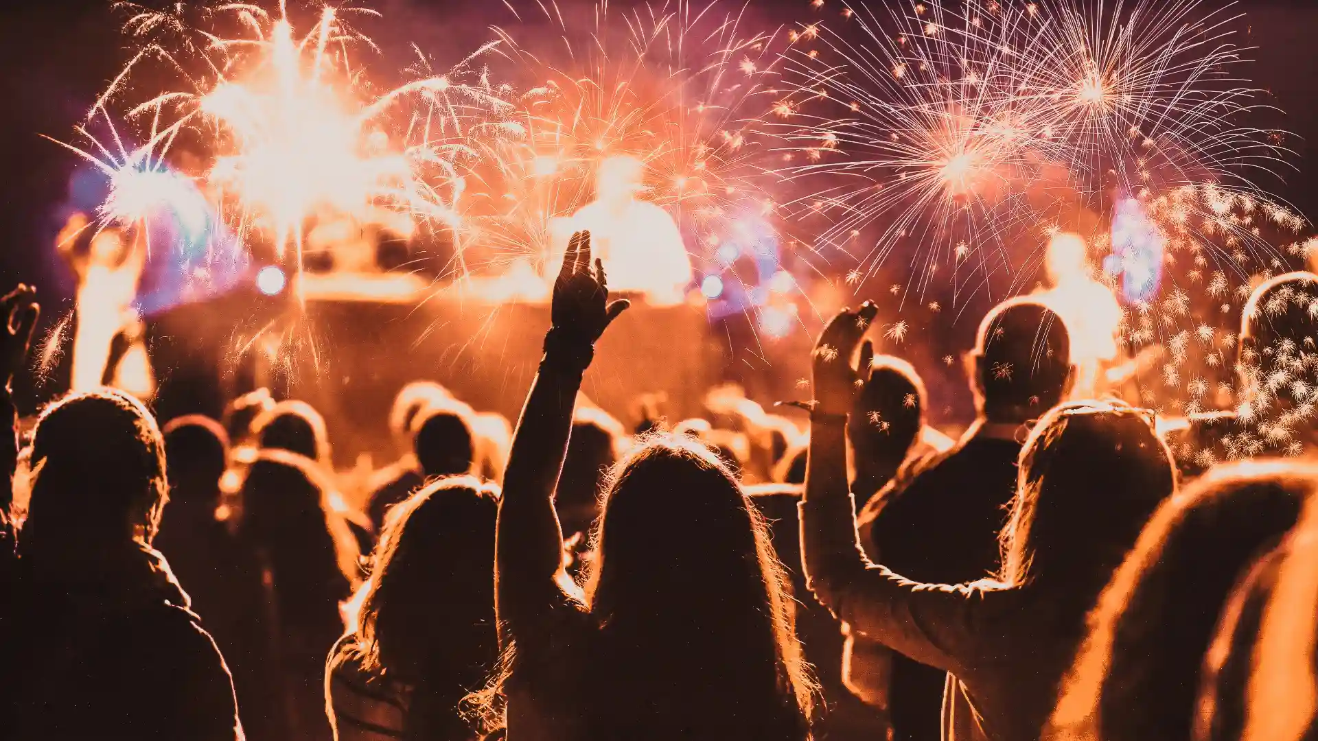 賞賛を連想させる人たちと花火が上がっている