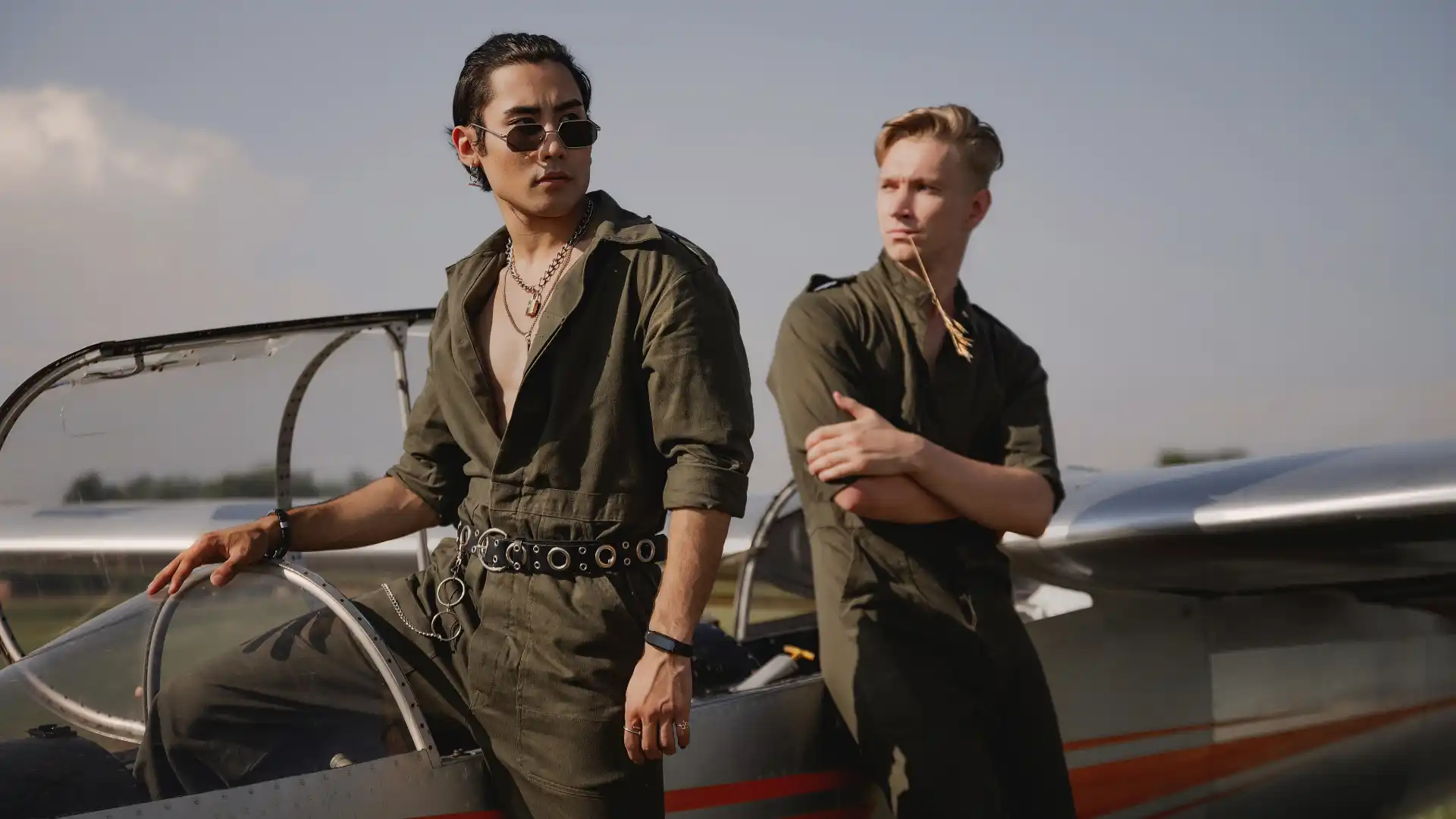 戦闘機のパイロットが2人で並んで立っている