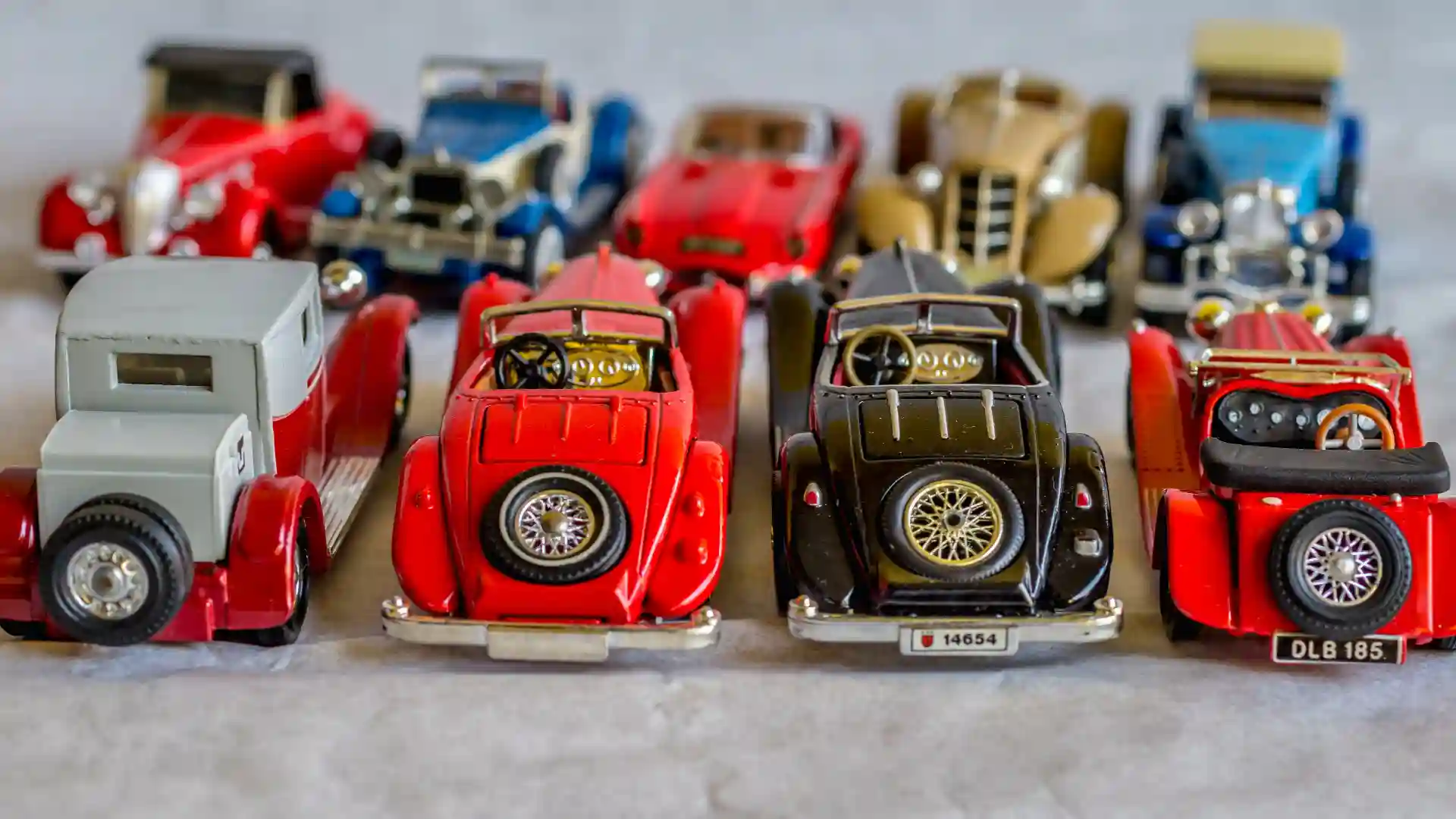 クラシカルな車のおもちゃが9台並んでいる