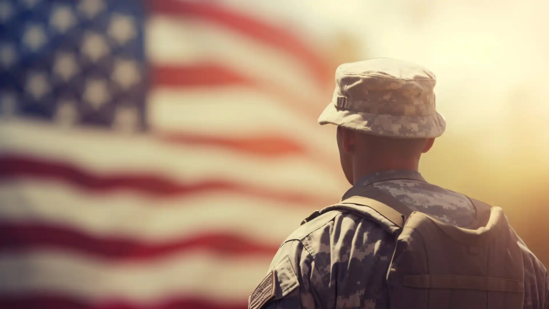 アメリカ国旗の前で米国空軍兵士が背中を向けて立っている